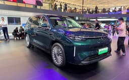 В России появится новый конкурент Li Auto L9: большой флагманский гибрид Wey V9X предложит до 748 л.с. и запас хода более 1600 км